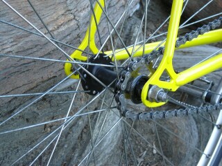 Fixed-gear bike rear drop-outs