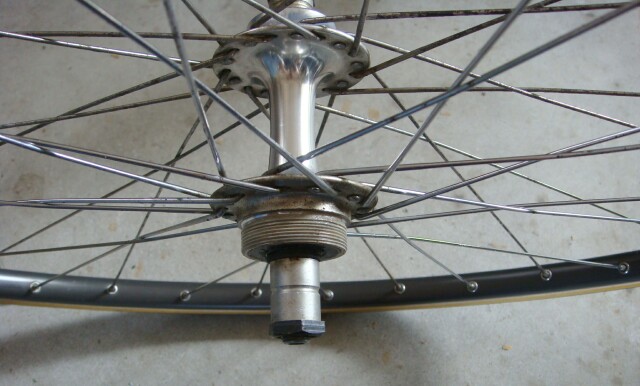 Screw-on style rear hub takes a screw-on free-wheel